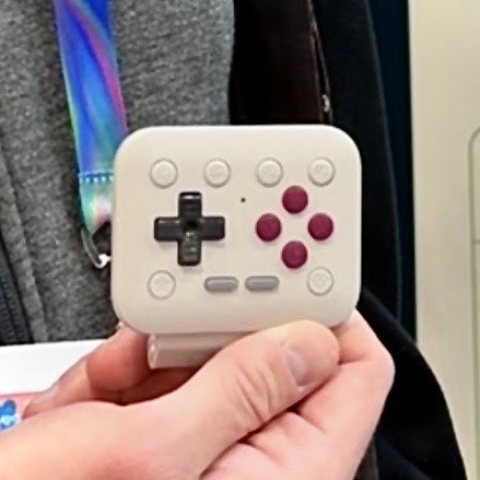 ![](media/8bitdo-flippad-ces_2026.jpg)